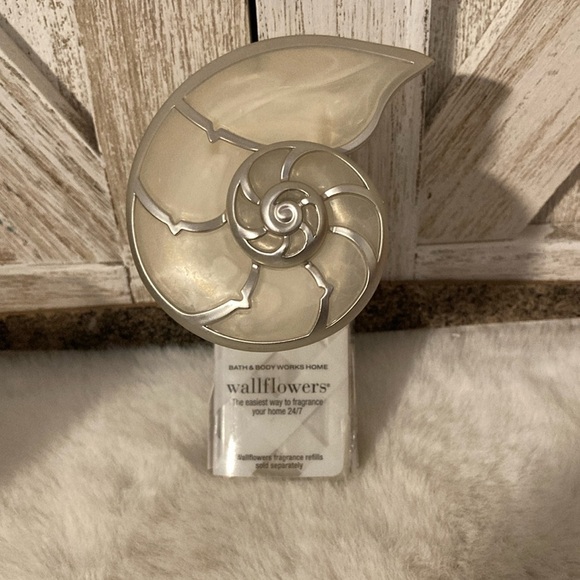 Bath and Body Works Wallflower Shell Fragrance Plug In - Picture 1 of 5